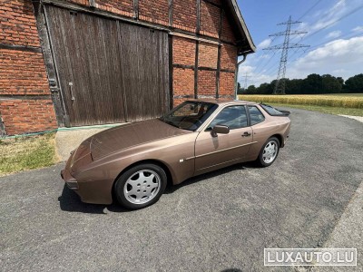 Porsche 944