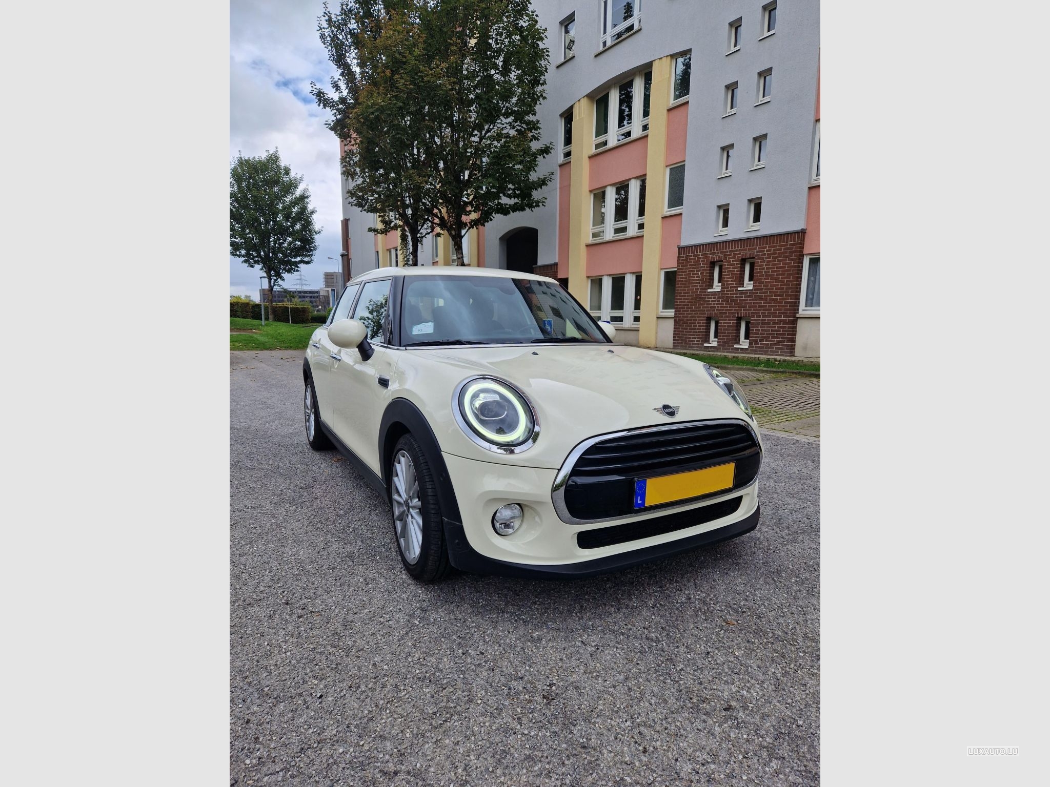 Mini Cooper 1.5 Auto. Beige d'occasion, moteur Essence et boite