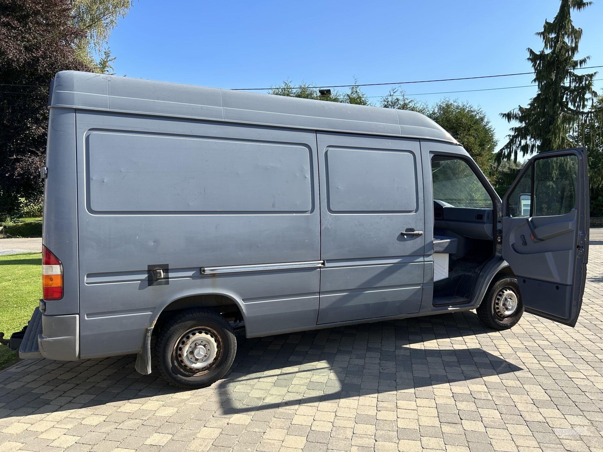 Mercedes Sprinter 208D Gris foncé d'occasion, moteur Diesel et boite ...