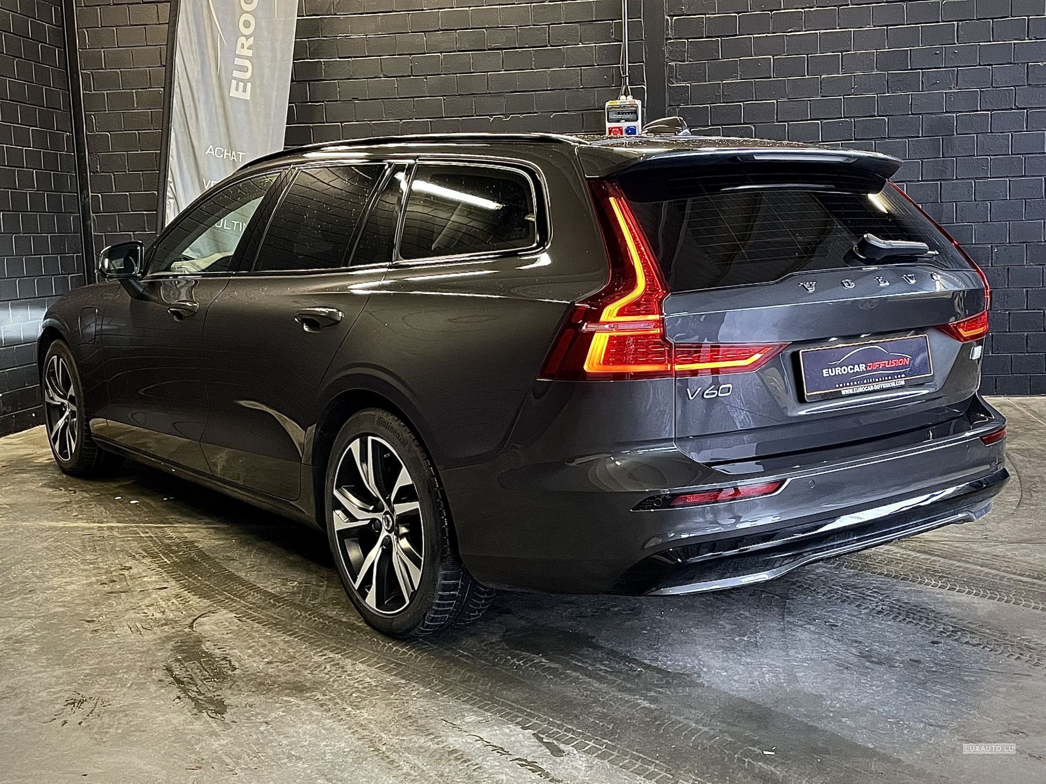Volvo V60 Volvo V60 2.0 T6 Recharge Plus Dark AWD Gris, moteur Hybride ...