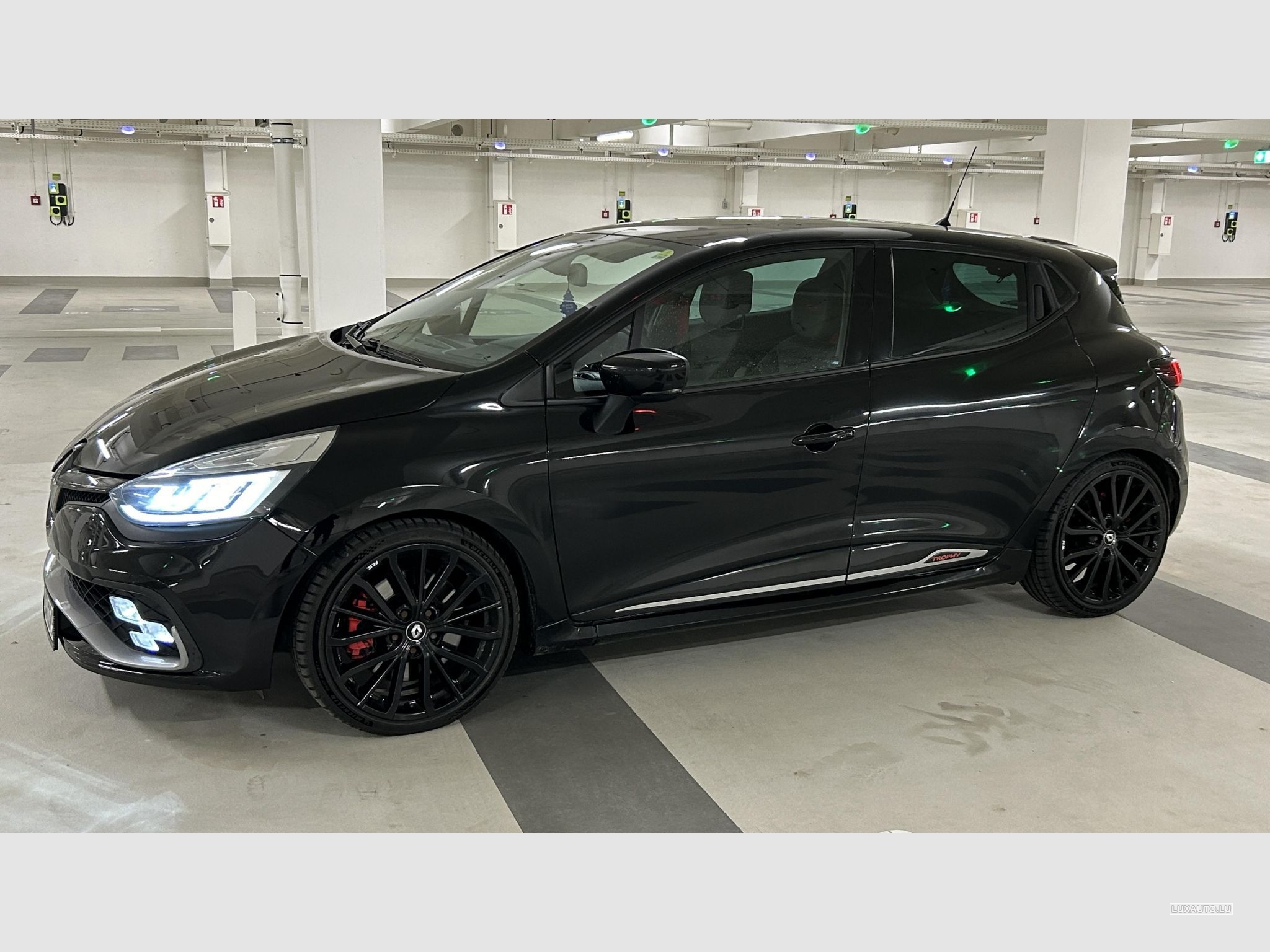 Renault Clio 4 RS TROPHY 220 AKRAPOVIC