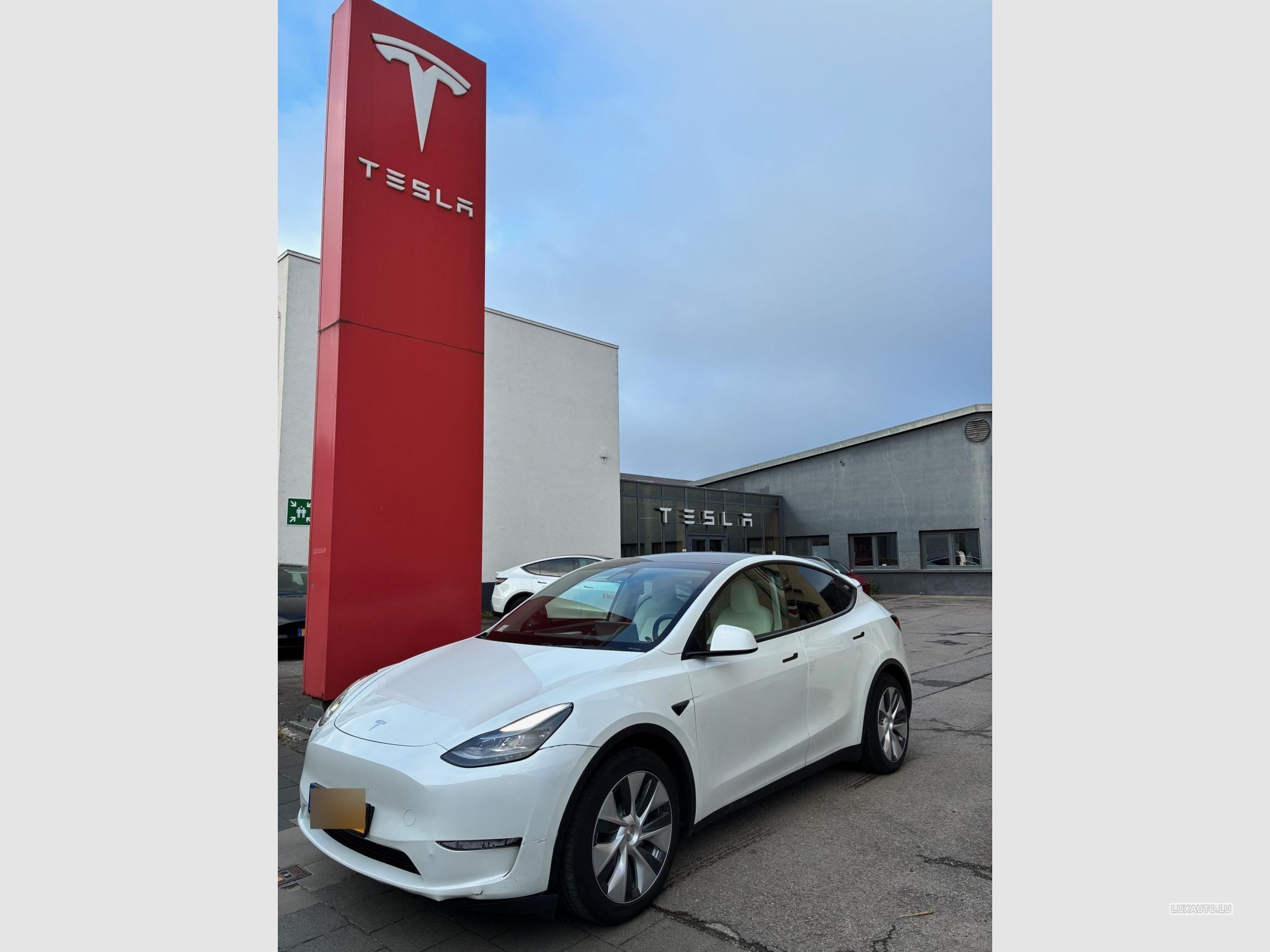 Tesla Model Y Long Range - Dual Motor - All Wheel Drive (AWD)
