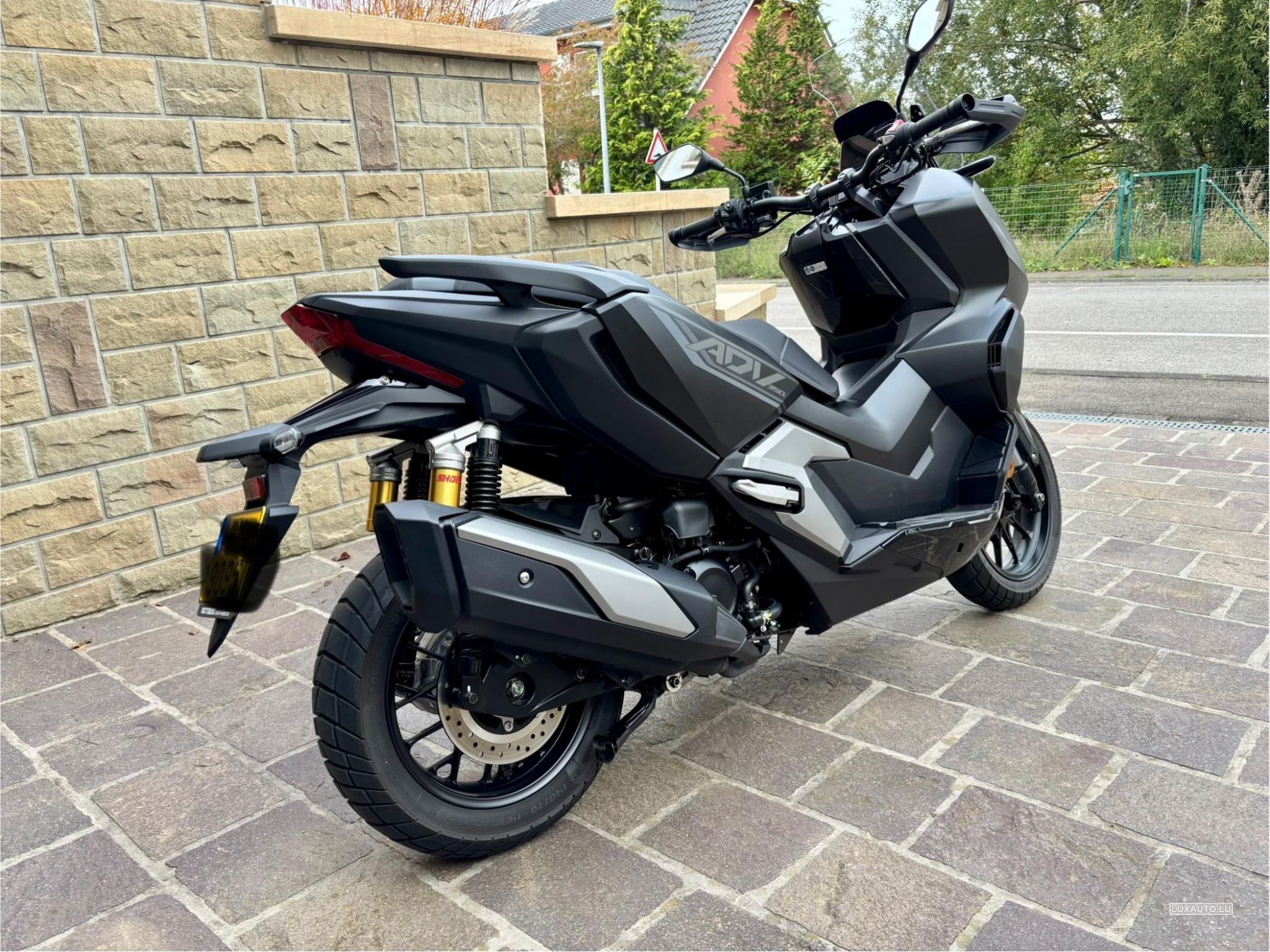Honda ADV350 matte coal black metallic